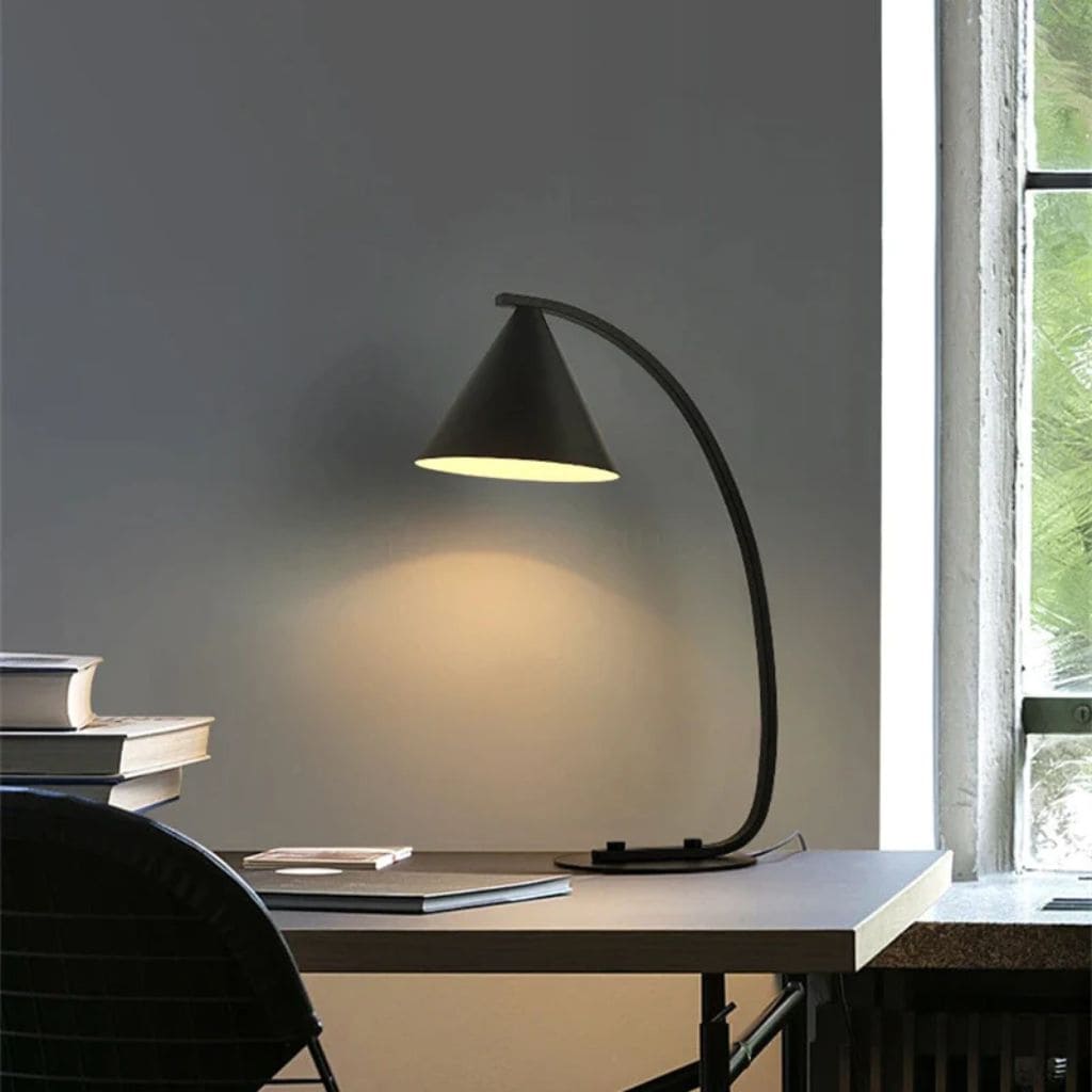 Modern and simple table lamp