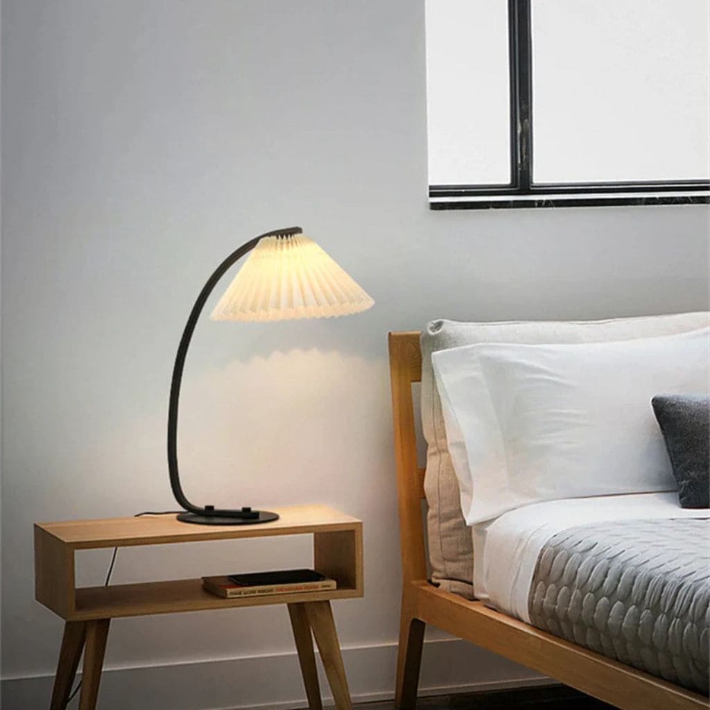 Modern and simple table lamp
