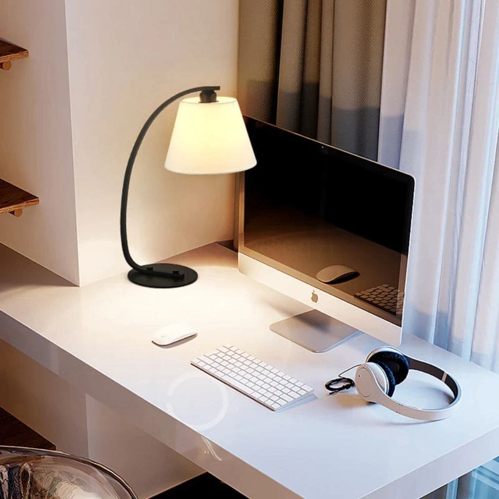 Modern and simple table lamp