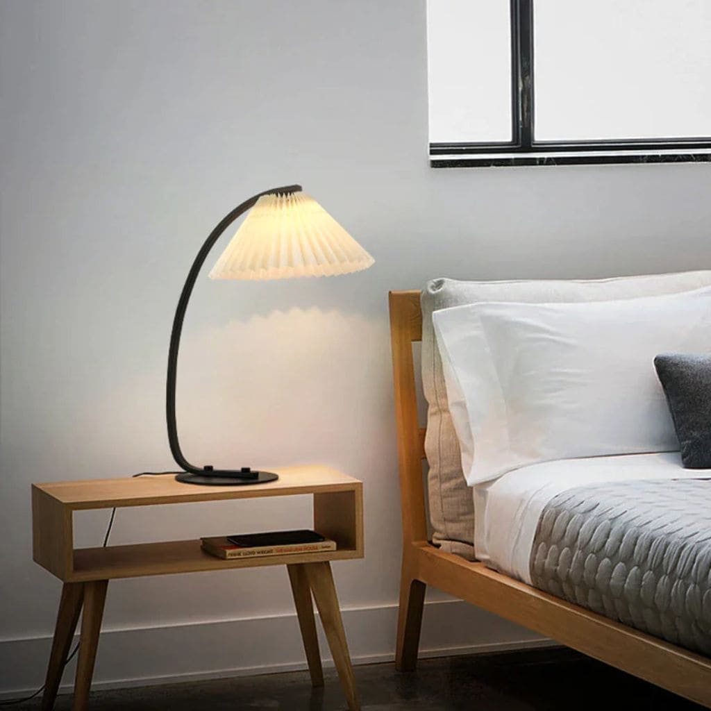 Modern and simple table lamp