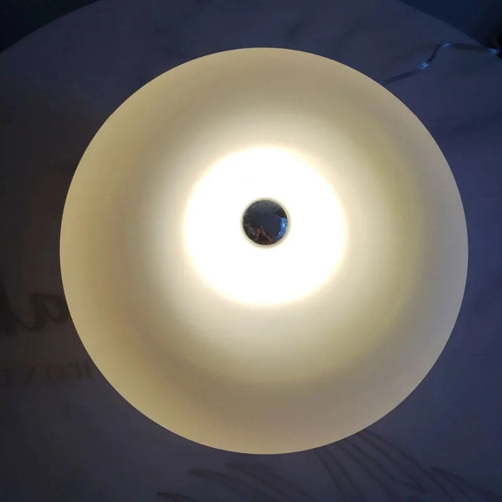 Table lamp in white glass circle