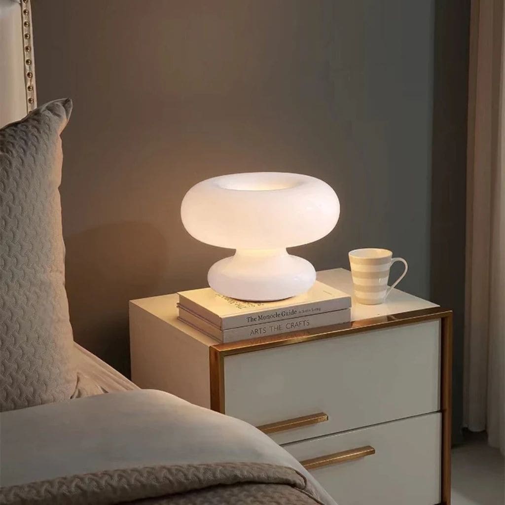 Table lamp in white glass circle