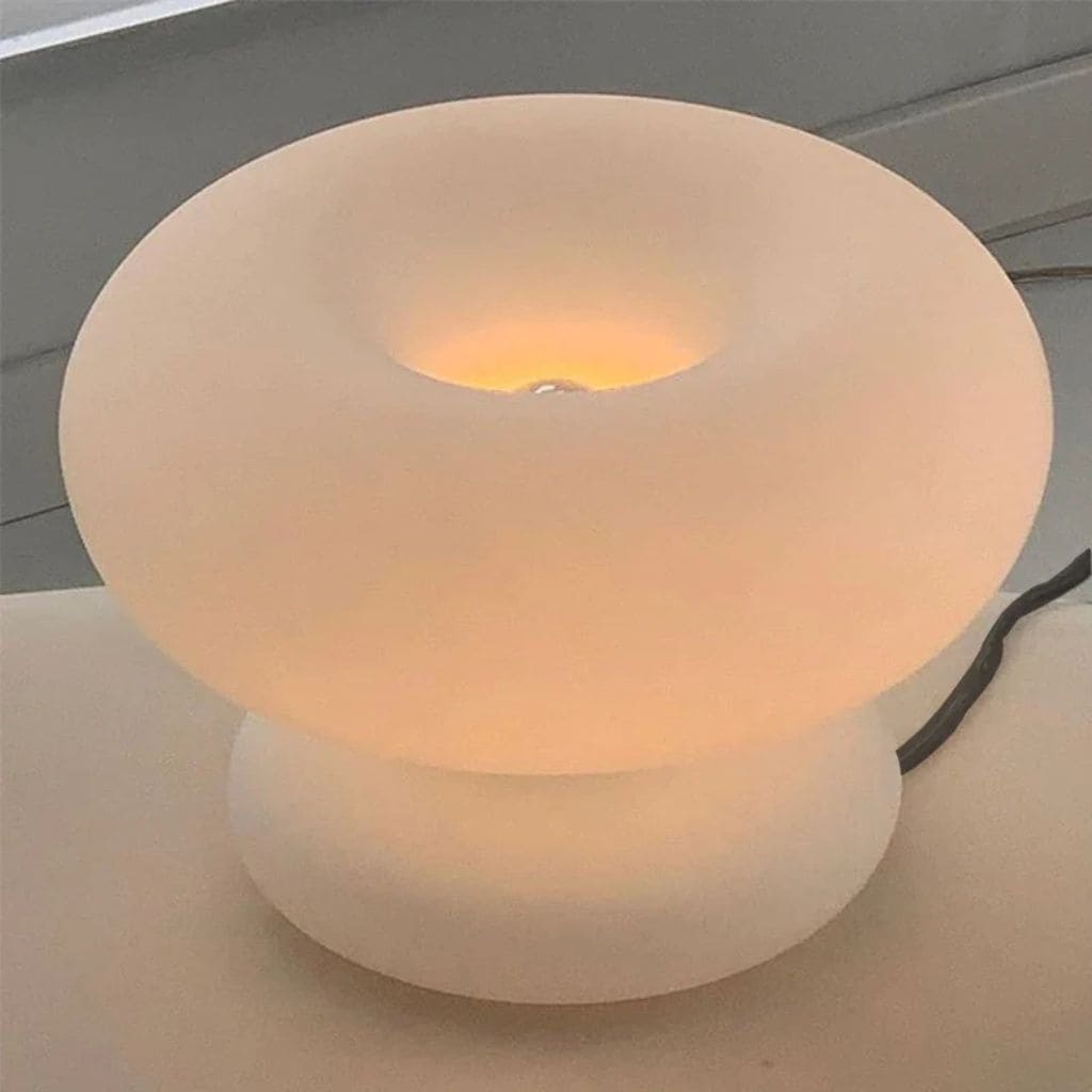 Table lamp in white glass circle