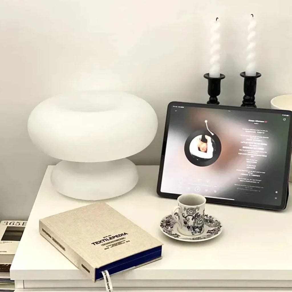 Table lamp in white glass circle