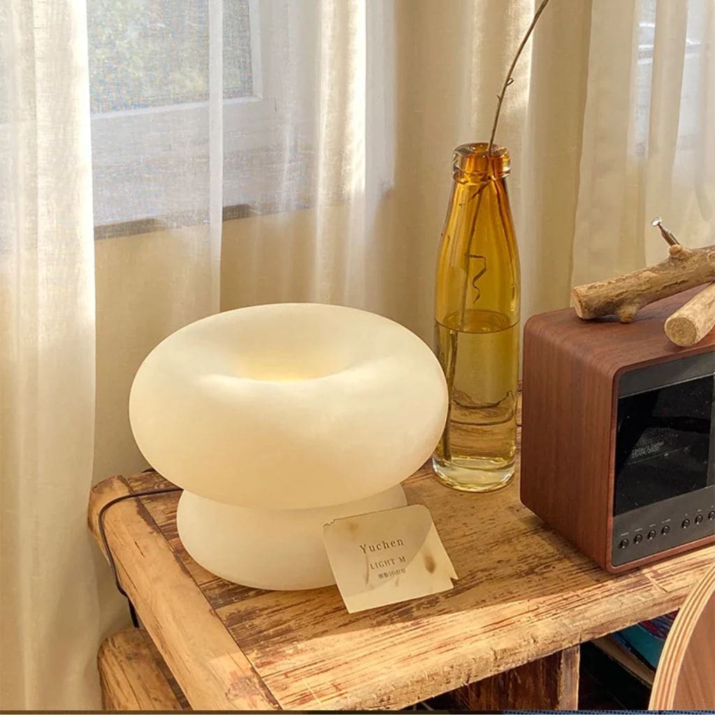 Table lamp in white glass circle