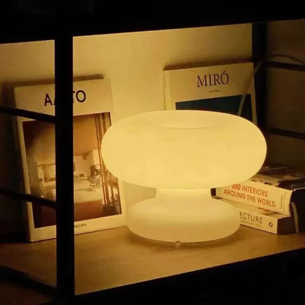 Table lamp in white glass circle